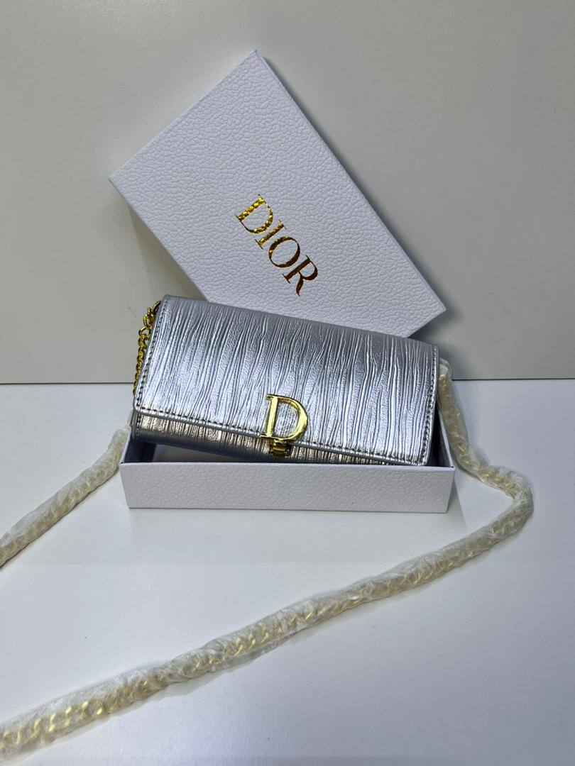 Dior
95 dhs❣️

with box
🎁🎁🎁

size 19×4×10cm

Zain213
♥️♥️♥️
