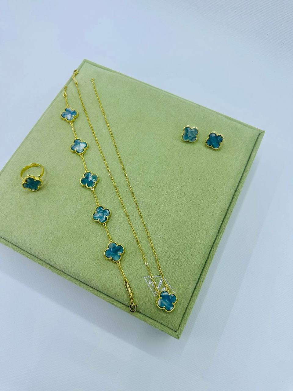 VCA SET ❤️‍🔥*
Necklace 🌸
Earring ✨
Bracelet 🍁
Ring 💍 free size ❣️
Stainless Steel 💯
Non tarnish 💯
With normal boxes 📦 
45 dhs✅
With master box 🗃️ 
75 dhs✅

Zain216
♥️♥️♥️