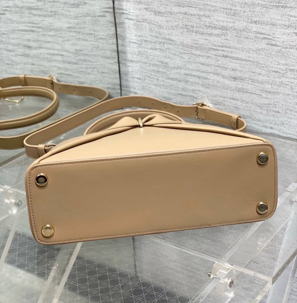 DIOR 
 GOOD QUALITY 
105 dhs🇦🇪🇦🇪

Zain39
♥️♥️♥️