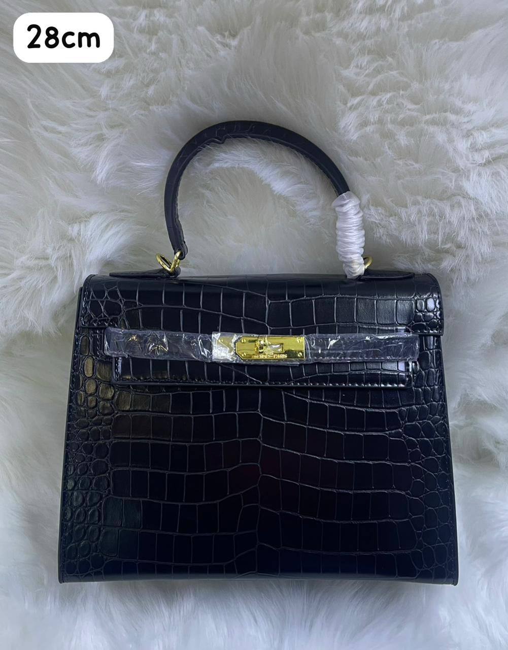 Hermes
105 dhs✅ 

with box
🎁🎁🎁

Zain72
♥️♥️♥️