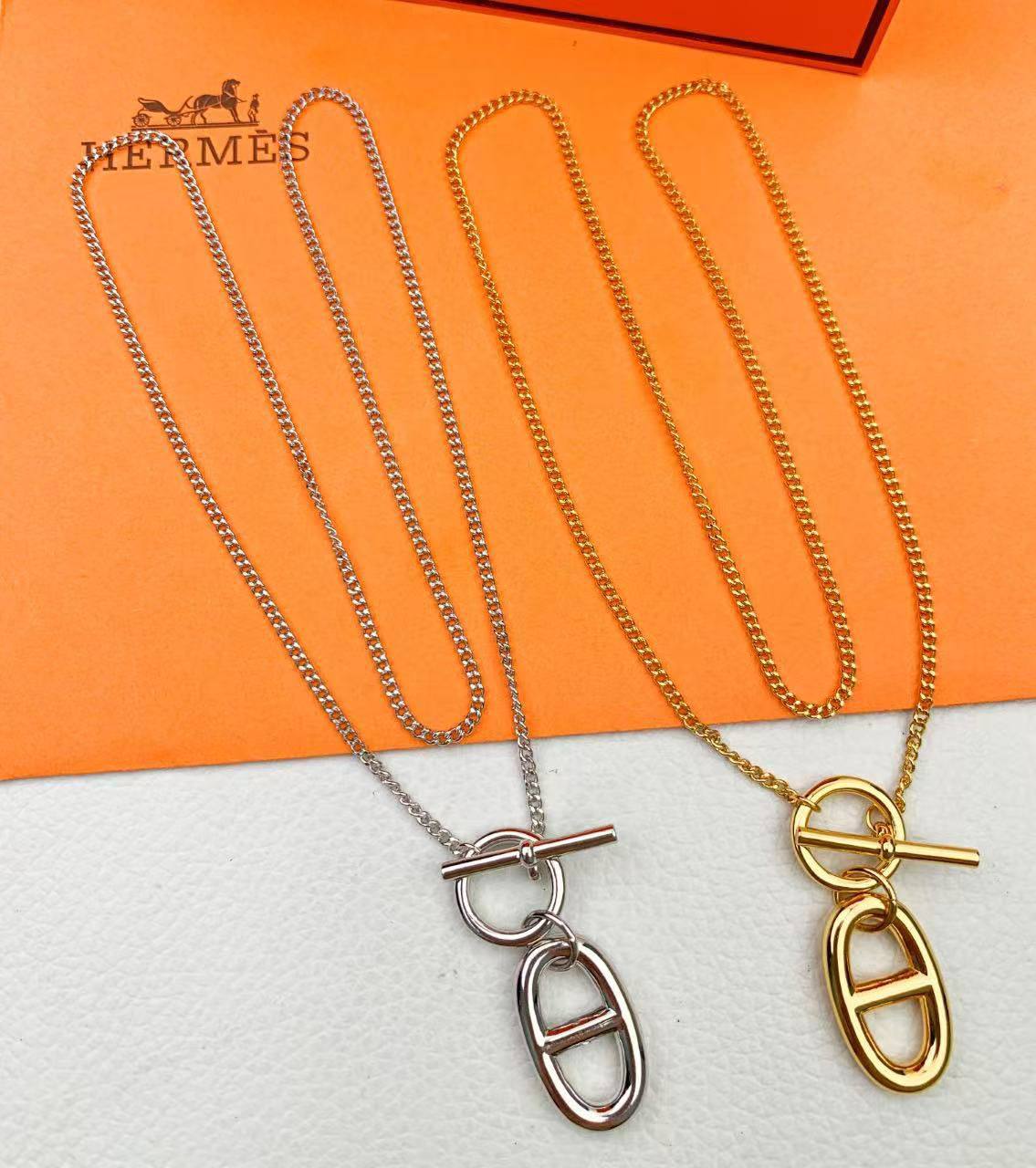 Hermes ❤️‍🔥*
Necklace ✨
Earring 💥
Master quality 💯
With normal boxes 🗃️ 
80 dhs✅
With master box 📦 
105 dhs✅

Zain216
♥️♥️♥️