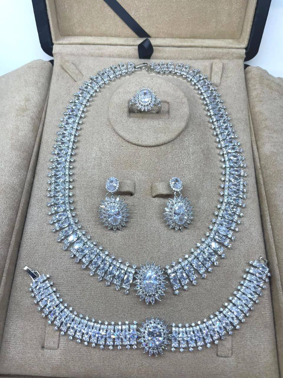 Necklaces 

350 dhs🇦🇪 set with same box

280 dhs🇦🇪 set without box

Zain122
♥️♥️♥️