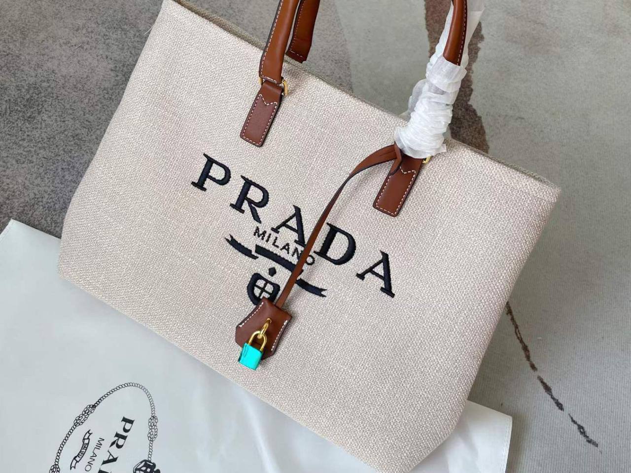 Prada
Chloe

110 dhs 
With box

Zain143

♥️♥️♥️