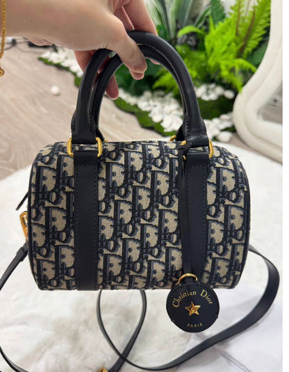 Dior
110 dhs🪙🌨️

size:18CM
Good quality 

with box
🎁🎁🎁

Zain35
♥️♥️♥️