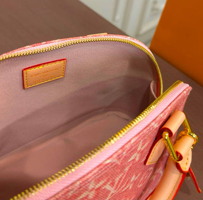 LV
ALMA NEW DESIGN MASTER QUALITY WITH BOX 
250 dhs💓
SIZE: 24 cm

Zain39
♥️♥️♥️