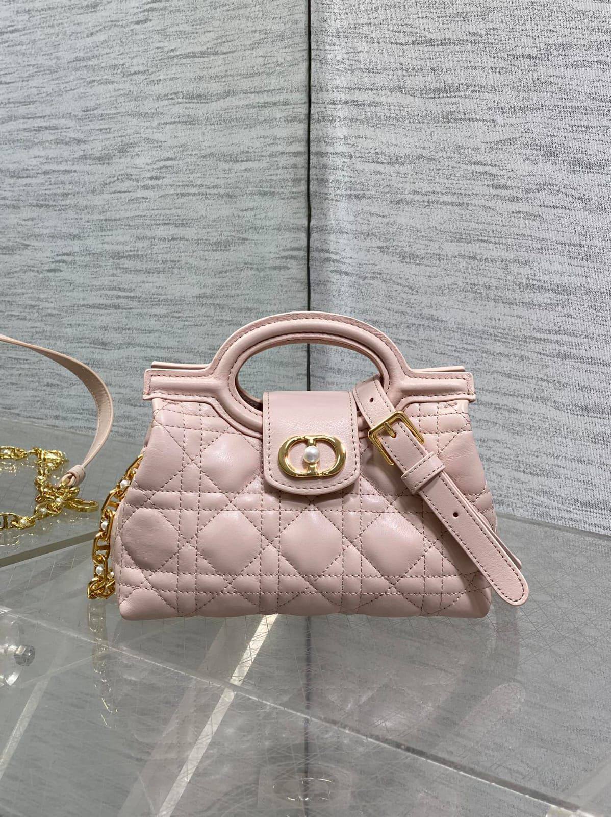 Dior Jolie Top Handle Mini Bag✅*
*Size 18 cm*
*Super Master*
For Price 👇 WTSP Text Zain 0568585901

Zain274
♥️♥️♥️