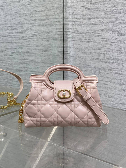 Dior Jolie Top Handle Mini Bag✅*
*Size 18 cm*
*Super Master*
For Price 👇 WTSP Text Zain 0568585901

Zain274
♥️♥️♥️