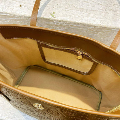 Tory Burch
34*30*17.5cm
With pouch
75 dhs🪙🌨️

Zain17
♥️♥️♥️