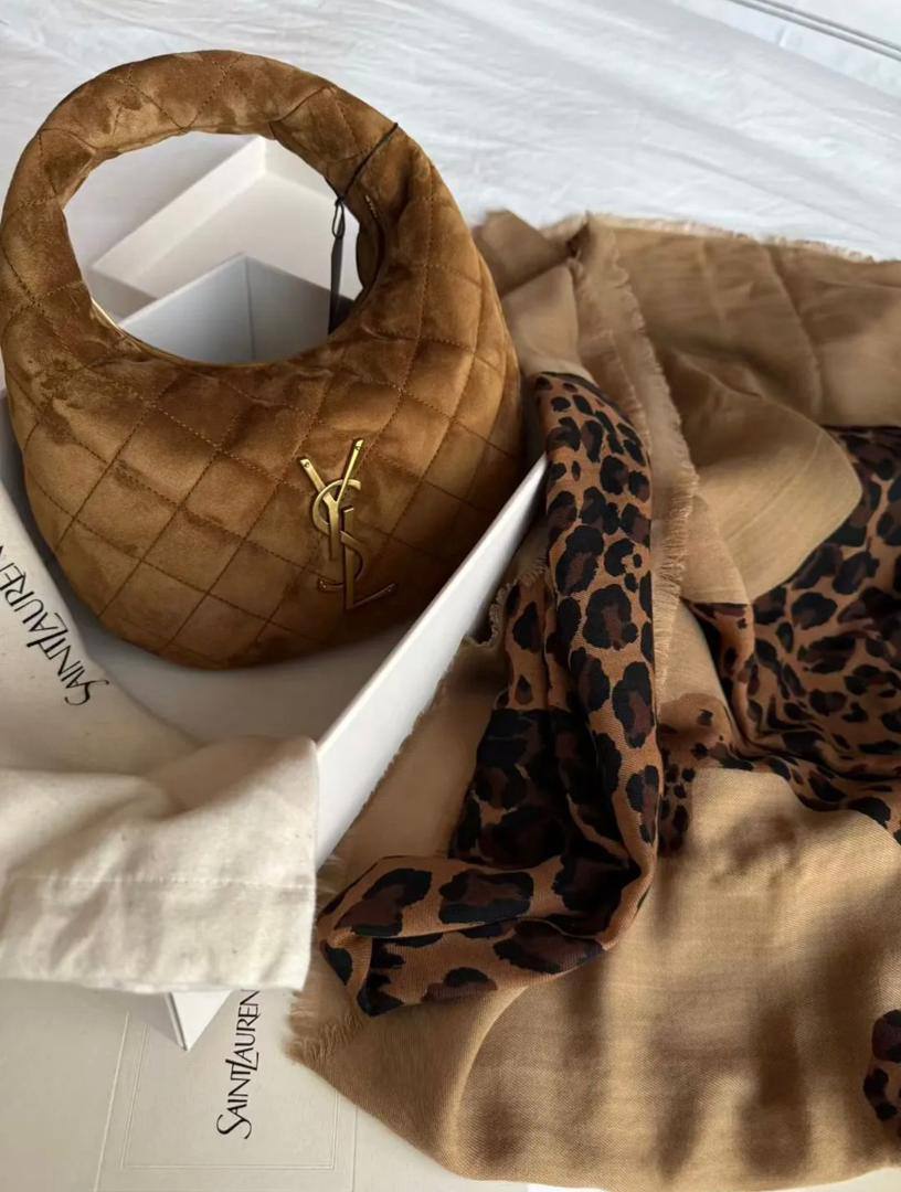 YSL
90 dhs🪙🌨️
Good quality 

with box
🎁🎁🎁

Zain35
♥️♥️♥️