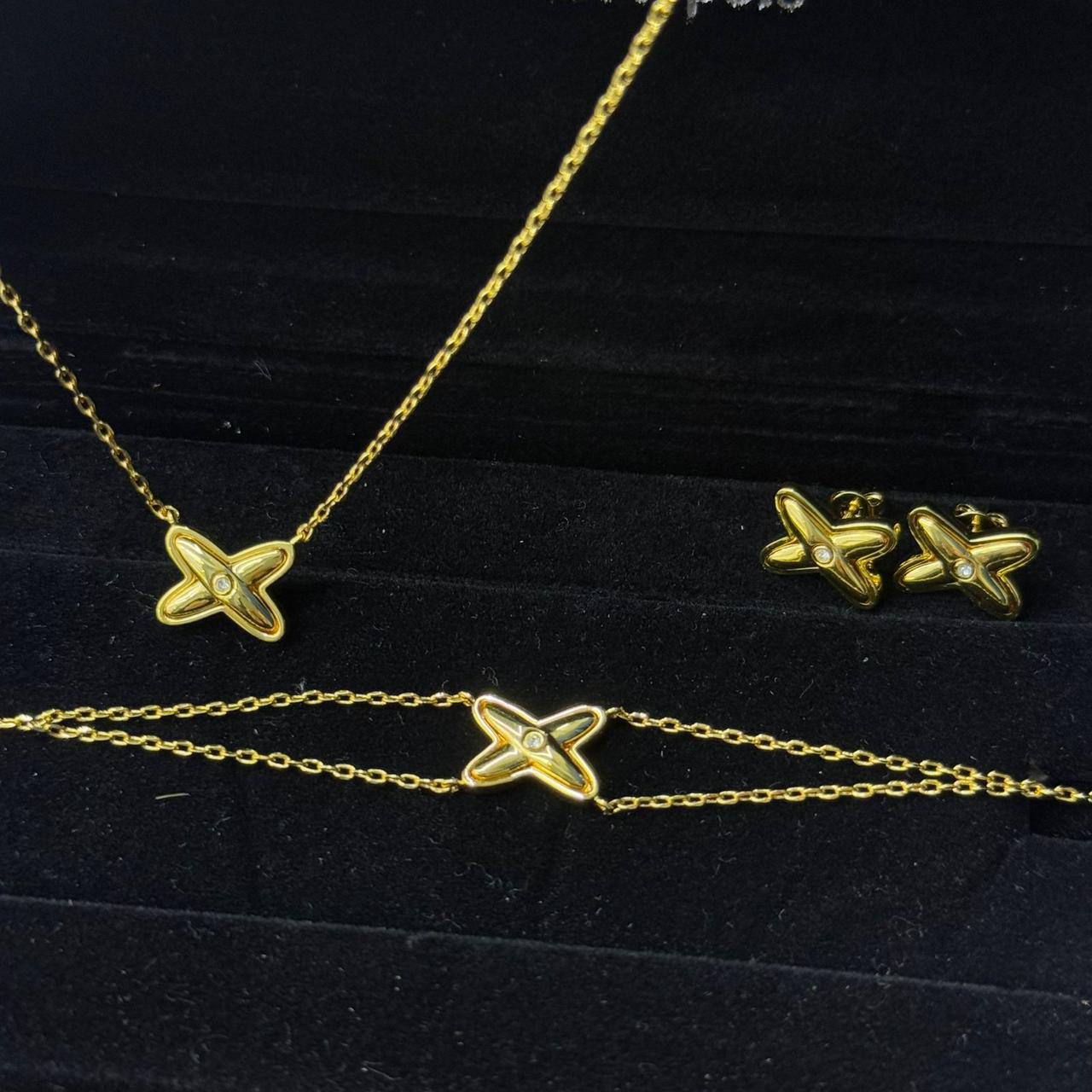 CHAUMET SET❤️‍🔥*
Necklace 🐦‍🔥
Earring🍁
Bracelet ✨
Master quality 💯
With normal boxes 📦 
130 dhs❣️
With master box 🗃️ 
220 dhs❣️

Zain216
♥️♥️♥️