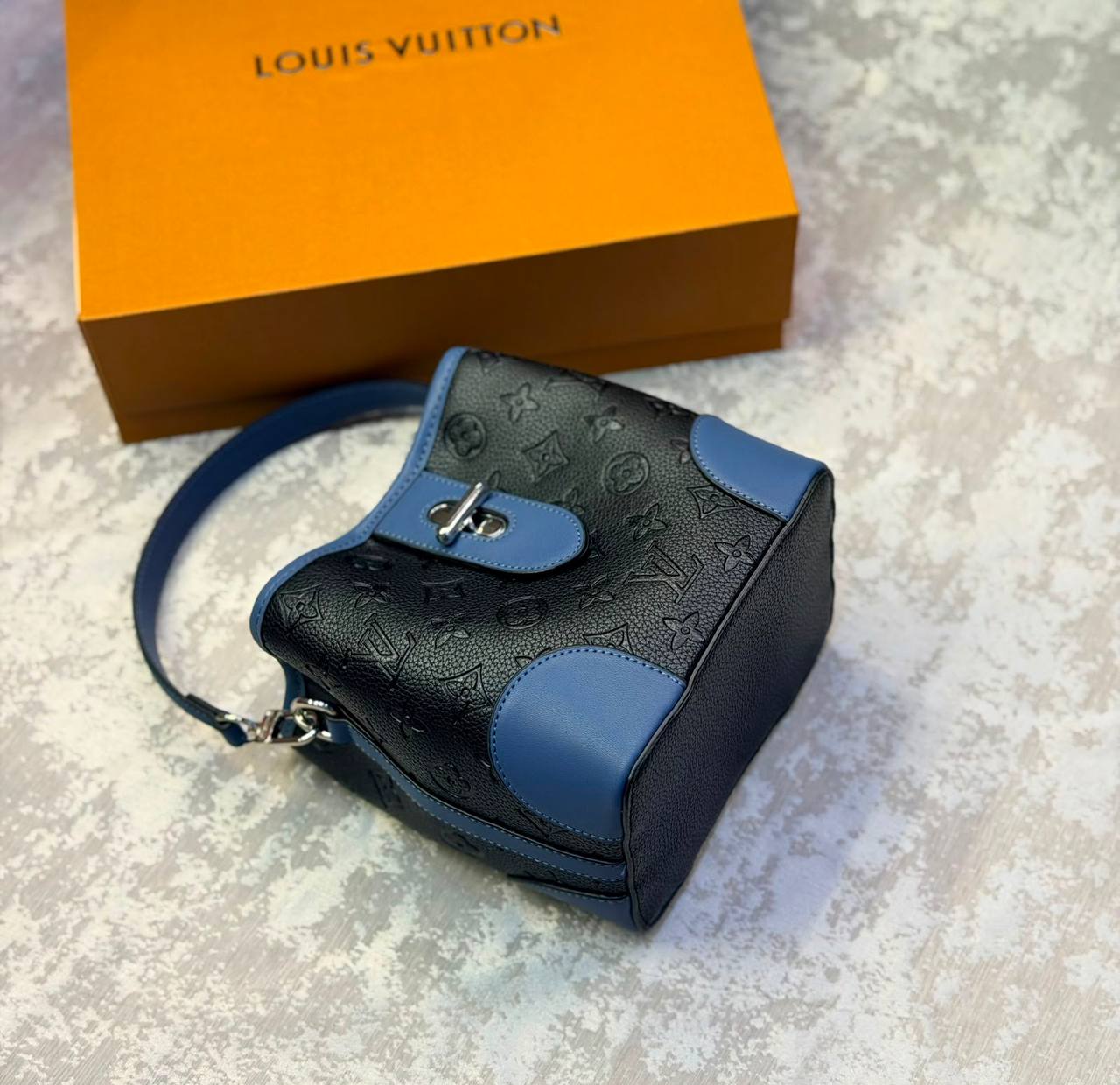 LV
230 dhs🇦🇪🇦🇪
With box

Zain175
♥️♥️♥️