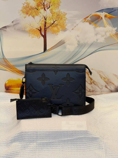 LV 
85 dhs✅
Best quality 

with box
🎁🎁🎁

size 26 CM

Zain290
♥️♥️♥️