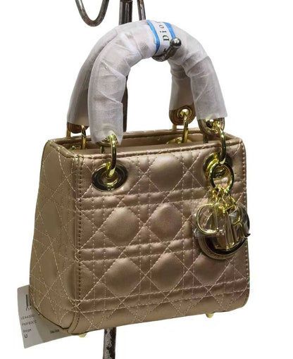 Dior

with box
🎁🎁🎁

115 dhs❣️
17 CM

Zain177
♥️♥️♥️