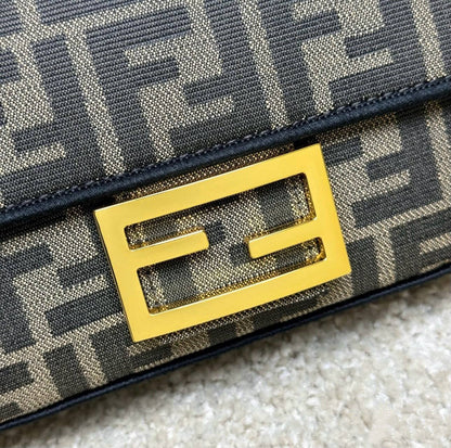 FENDI 
MASTER QUALITY
 WITH BOX 
240 dhs✅

Zain295
♥️♥️♥️