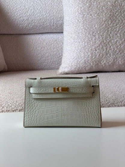 Hermes pochette 21cm💕master quality😍with box❤️
340 dhs💛

Zain52
♥️♥️♥️