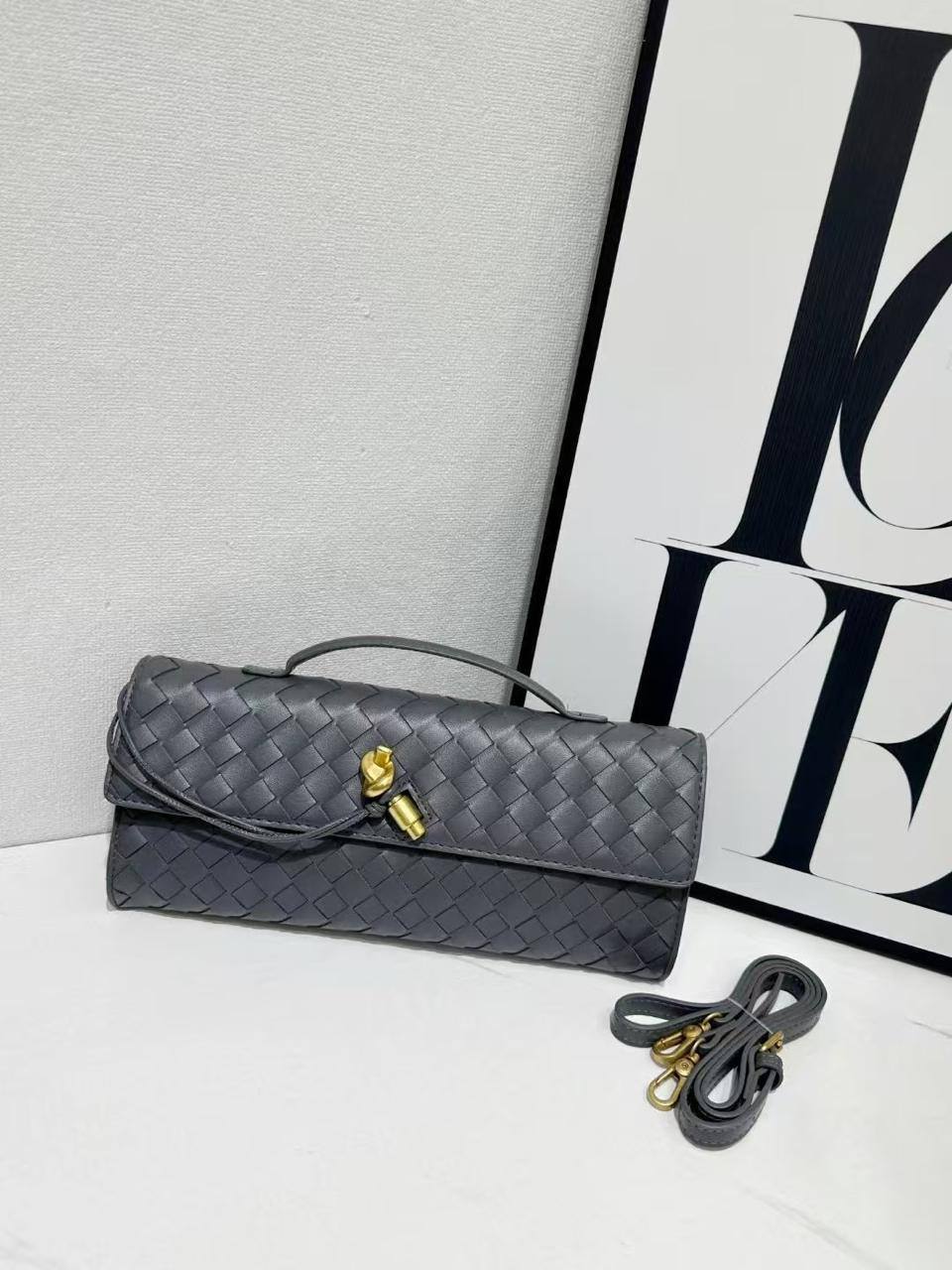 Bottega

High quality

With box 

105 dhs💓

Zain50
♥️♥️♥️