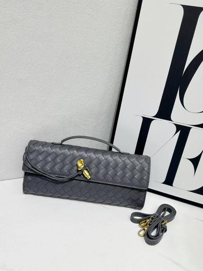 Bottega

High quality

With box 

105 dhs💓

Zain50
♥️♥️♥️