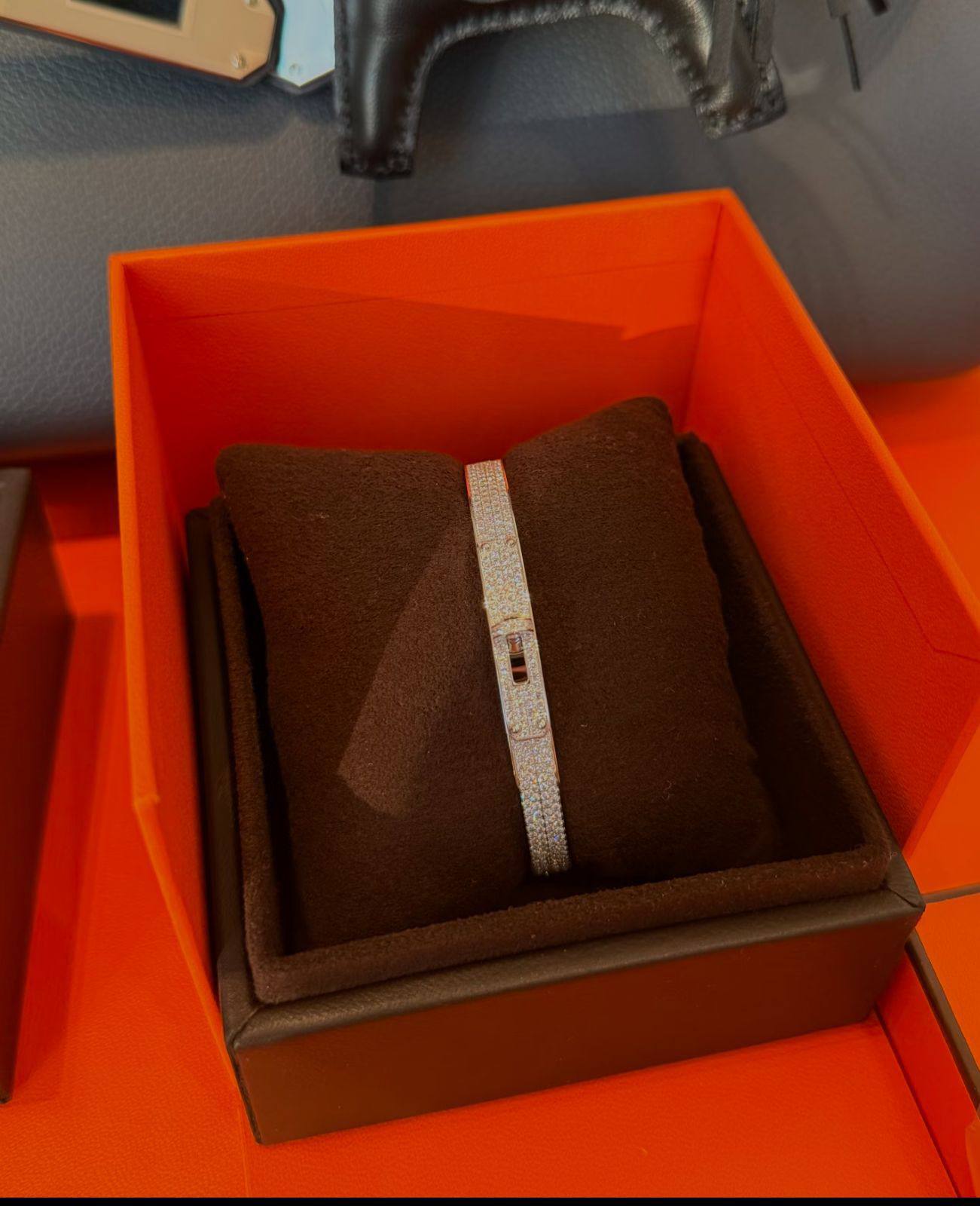 Hermes ❤️‍🔥*
Bangle 🍁
Master quality 💯
With normal boxes 🗃️ 
90 dhs👑
With master box 📦 
110 dhs👑

Zain216
♥️♥️♥️