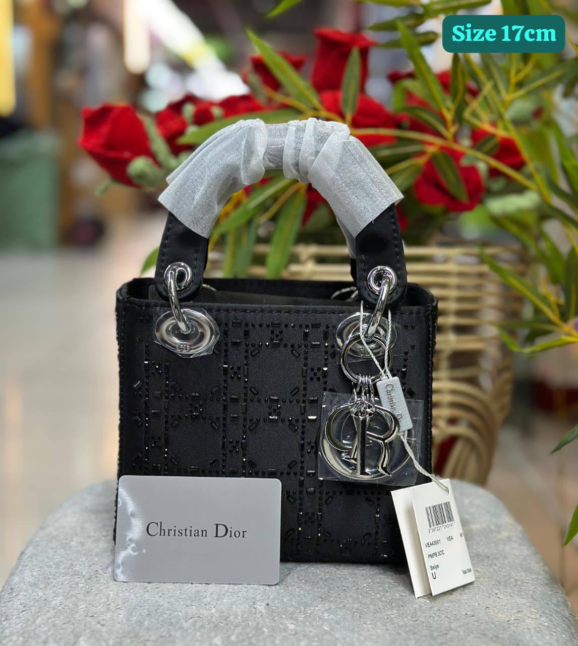 Dior
Good quality 

with box 🎁🎁🎁

120 dhs💓

Zain186
♥️♥️♥️