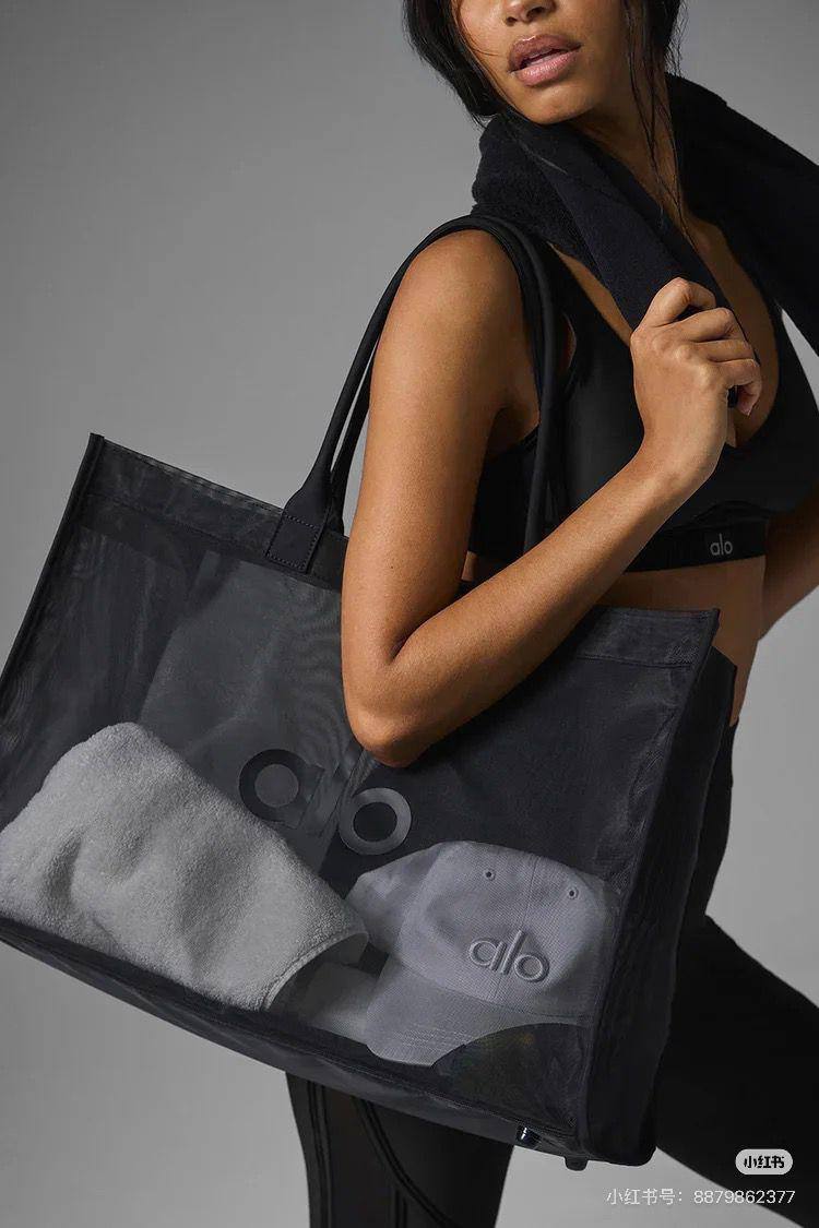 🏌️‍♂️ Alo Fashion bag
1️⃣ First quality 
Size : 50 * 35 cm
65 dhs❣️

Zain115
♥️♥️♥️
