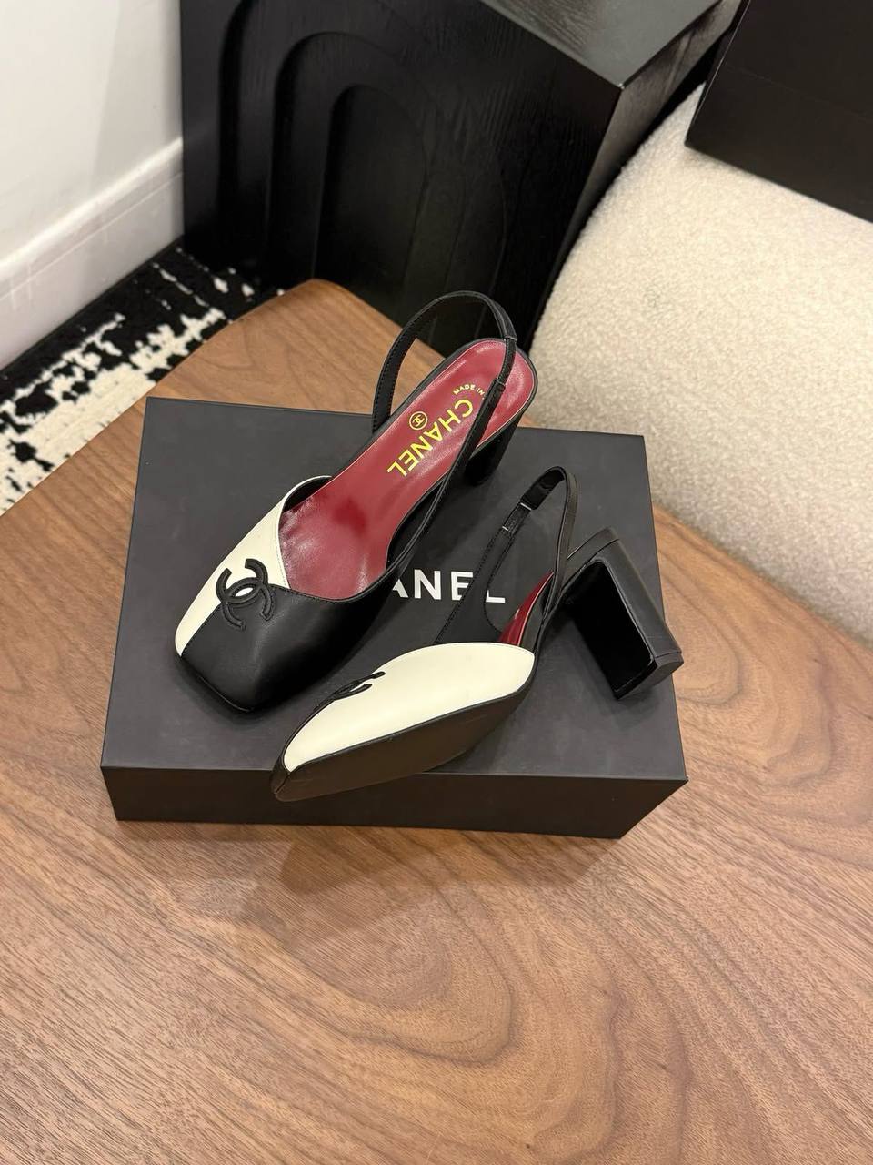 Chanel ❤️
*High quality*❤️
*size: 36 to 42*❤️
350 dhs✅

Zain119
♥️♥️♥️
