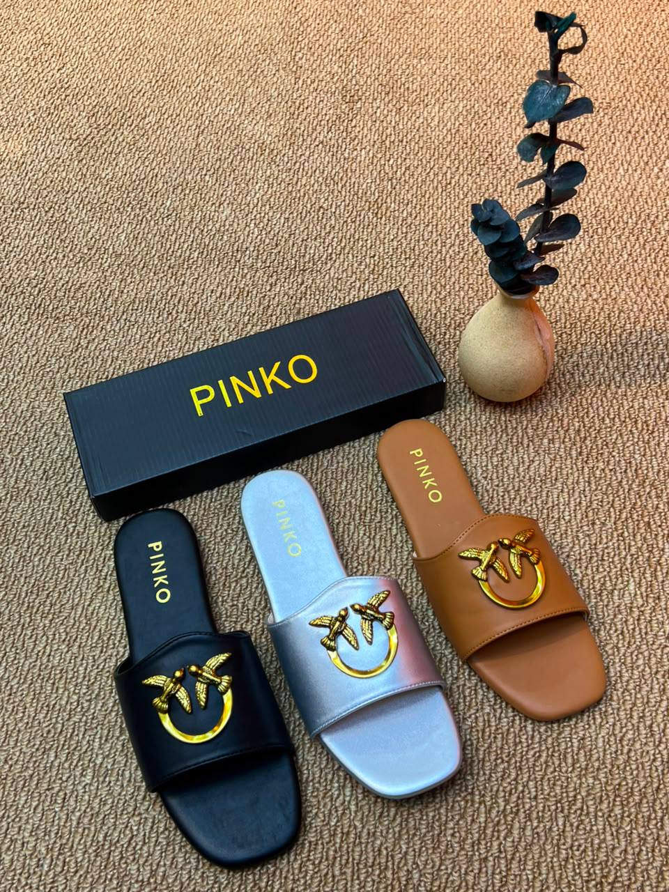 Slippers
75 dhs✅
Size 36-41

Zain236
♥️♥️♥️