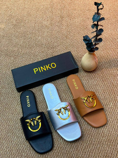 Slippers
75 dhs✅
Size 36-41

Zain236
♥️♥️♥️