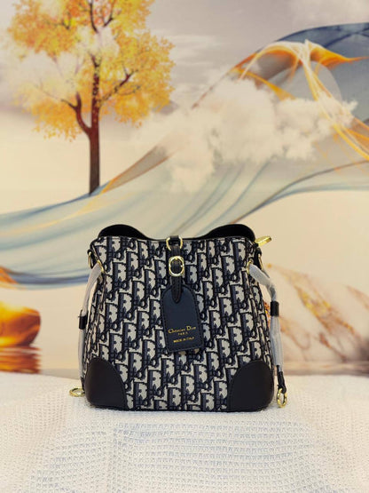 GUCCI  DIOR  TORY BURCH
BEST QUALITY WITH BOXS 
110 dhs✅
SIZE 21 CM

Zain290
♥️♥️♥️