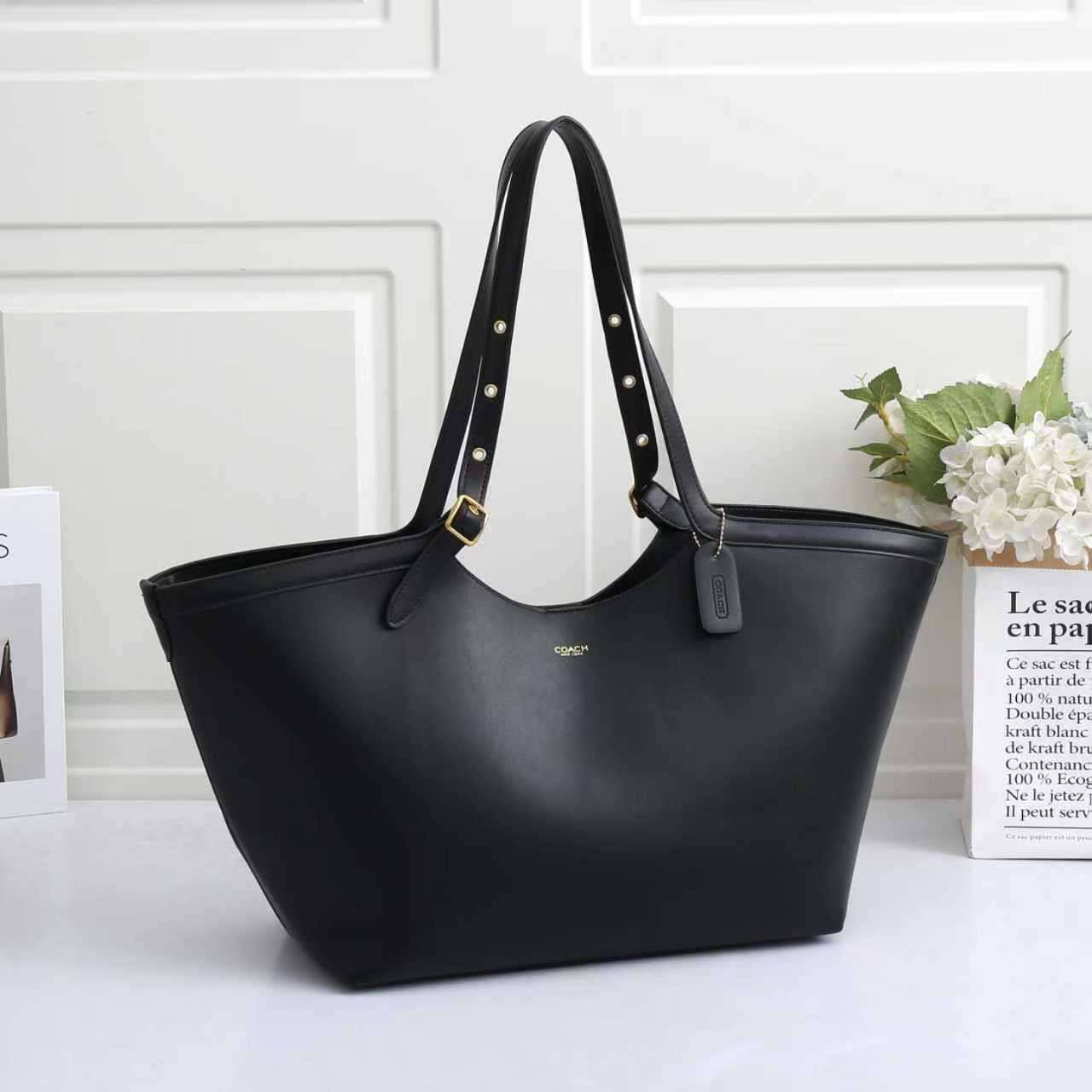 COACH Gramercy tote bag
crafted leather Material
Adjustable shoulder straps
metallic grommet detailing
Size : 34 cm
Without BOX

100 dhs🇦🇪🇦🇪

Zain239
♥️♥️♥️