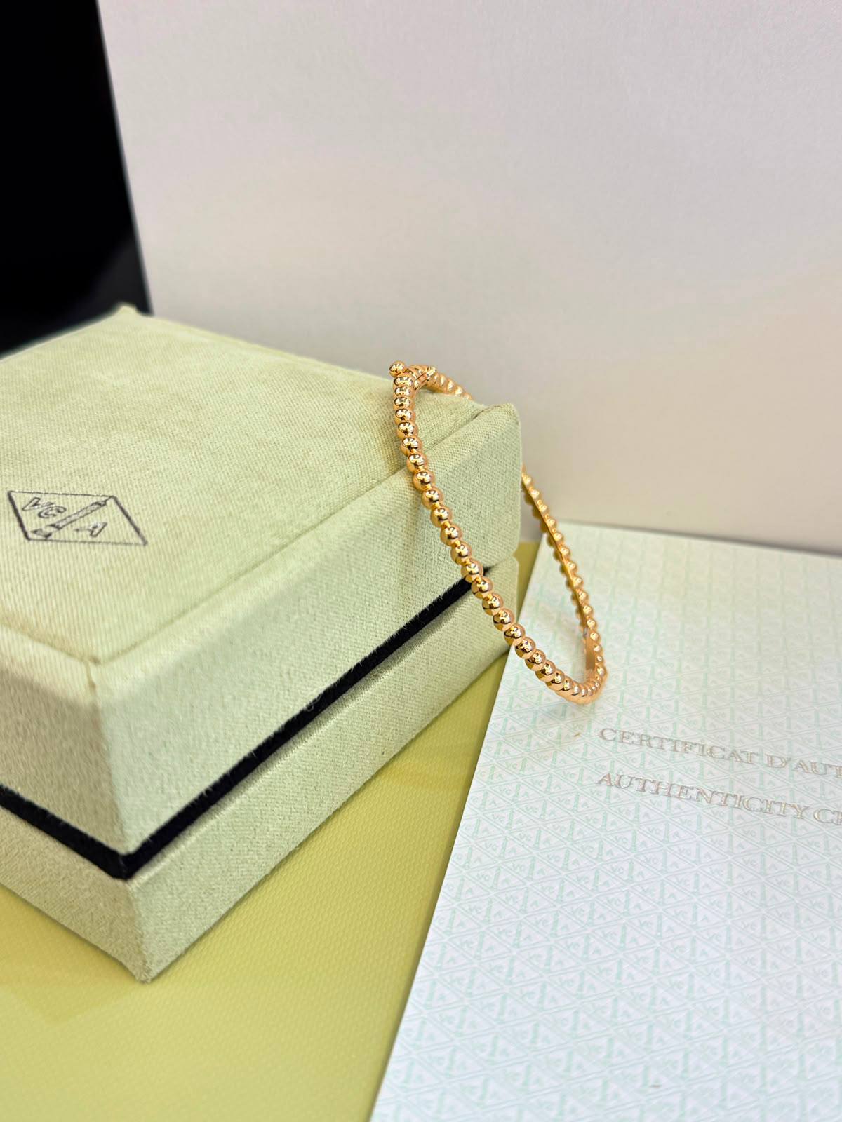 VCA

 *Perlee’ Pearls Bangle* 

 *90* with normal box 
 *140* with original box

Zain209
♥️♥️♥️