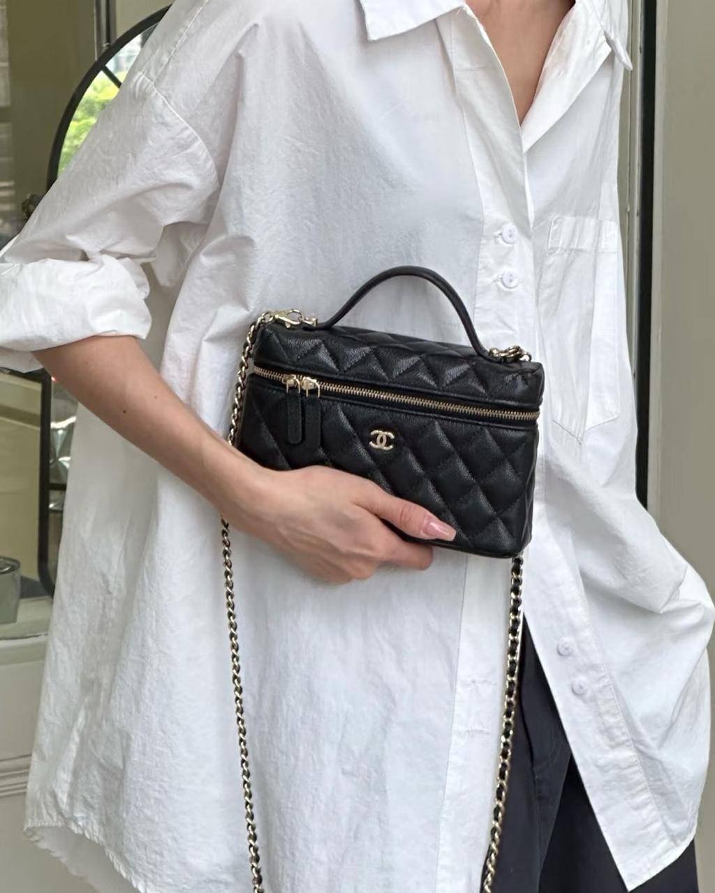 🌸 Chanel LP 
1️⃣ First quality +🎁
Size :  19 * 13  cm
80 dhs❣️

with box 🎁

Zain115
♥️♥️♥️