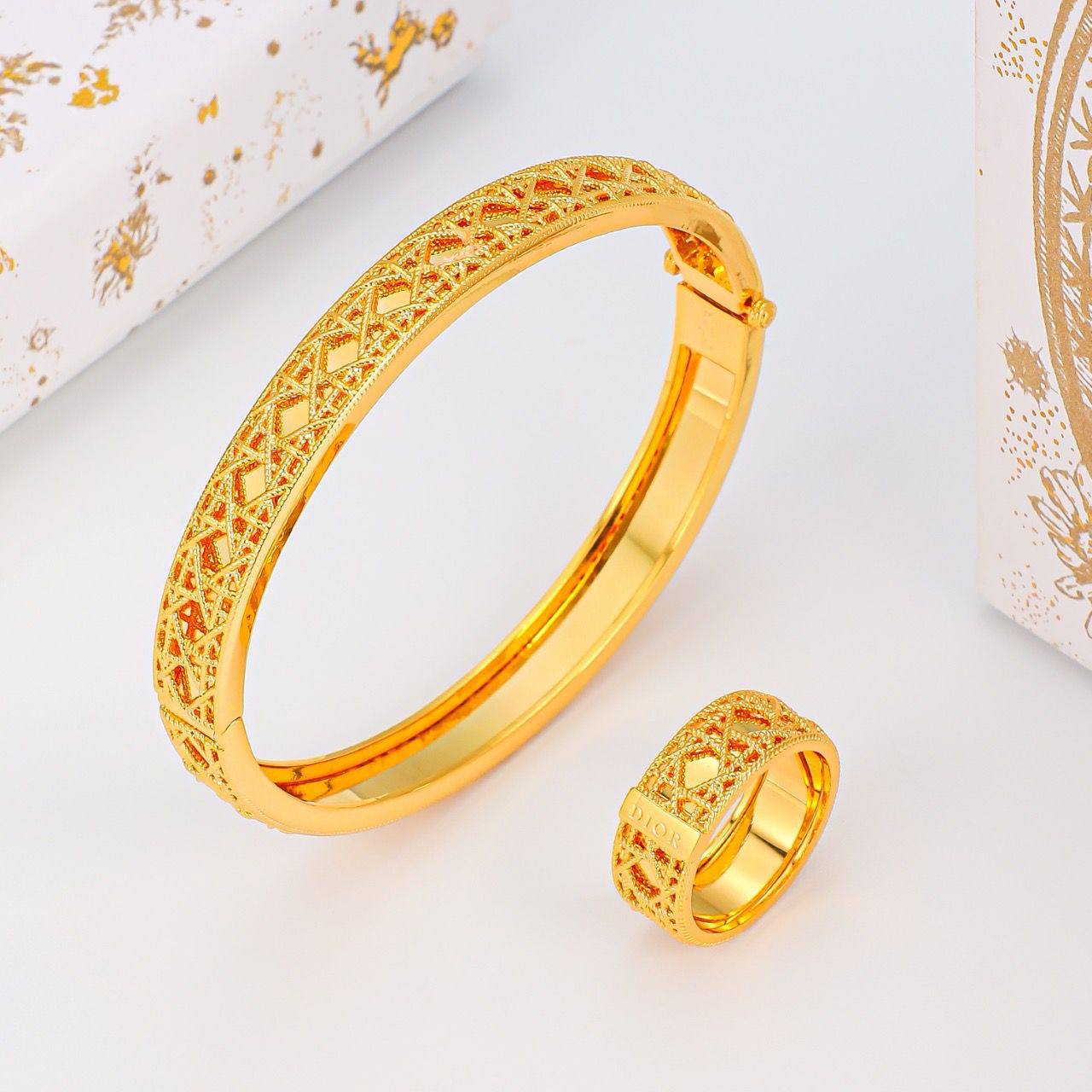 Dior ❤️‍🔥*
Bangle ✨
Ring 💍 size available 👇
6,7,8,9
Master quality 💯
With normal boxes 📦 
140 dhs✅
With master box 🗃️ 
150 dhs✅

Zain216
♥️♥️♥️