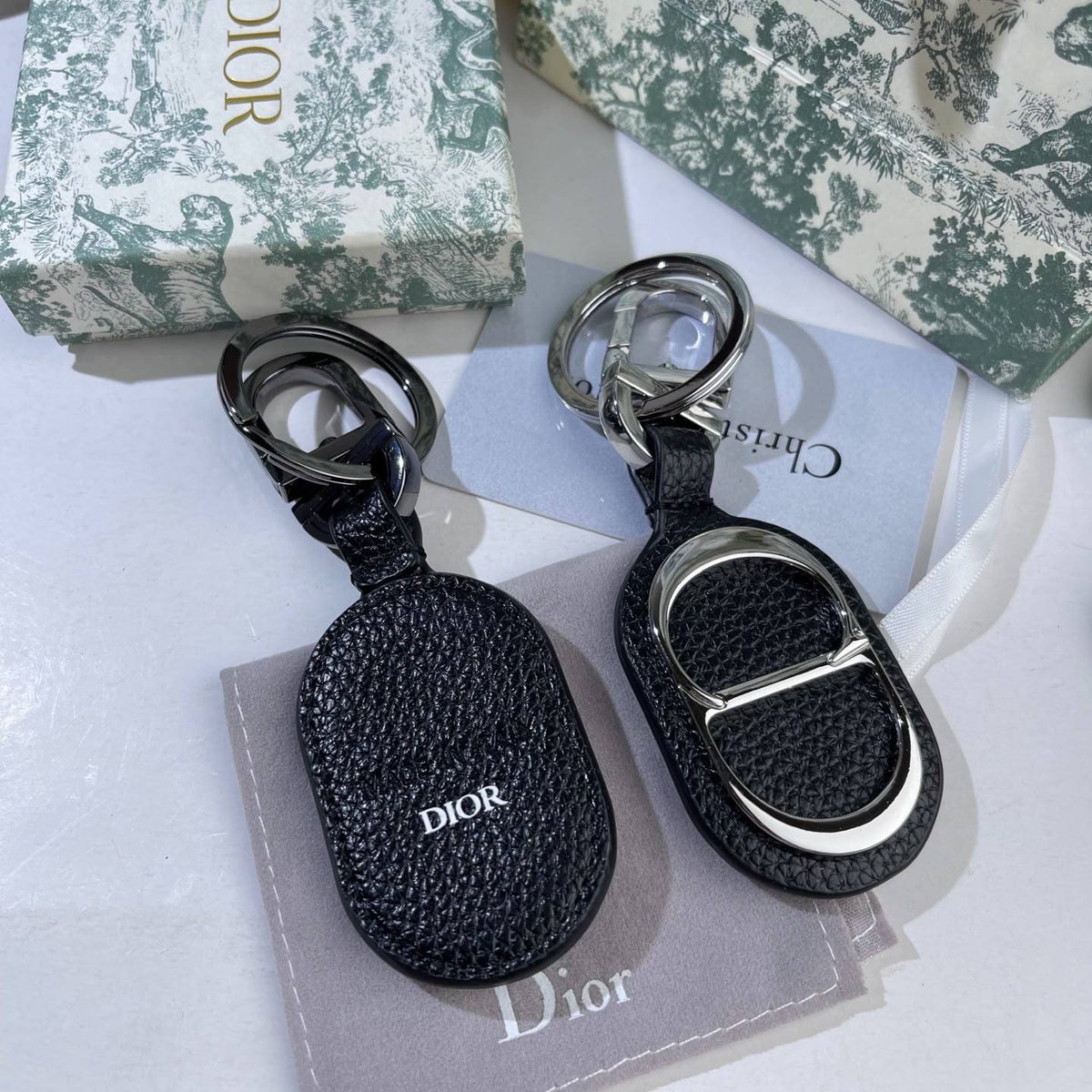 Key chain 
Master quality 
With normal boxes 🗃️ 
70 dhs🇦🇪🇦🇪

With master box 📦 
80 dhs🇦🇪🇦🇪

Zain216
♥️♥️♥️