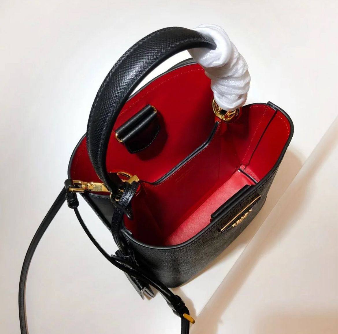 Prada
115 dhs✅

Good-quality 

with box
🎁🎁🎁

Zain35
♥️♥️♥️