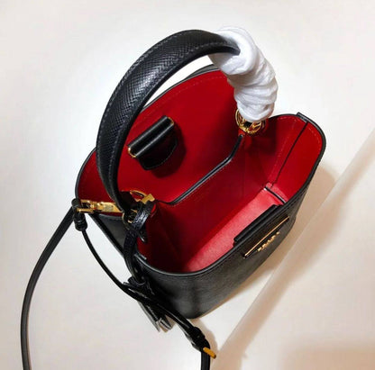 Prada
115 dhs✅

Good-quality 

with box
🎁🎁🎁

Zain35
♥️♥️♥️