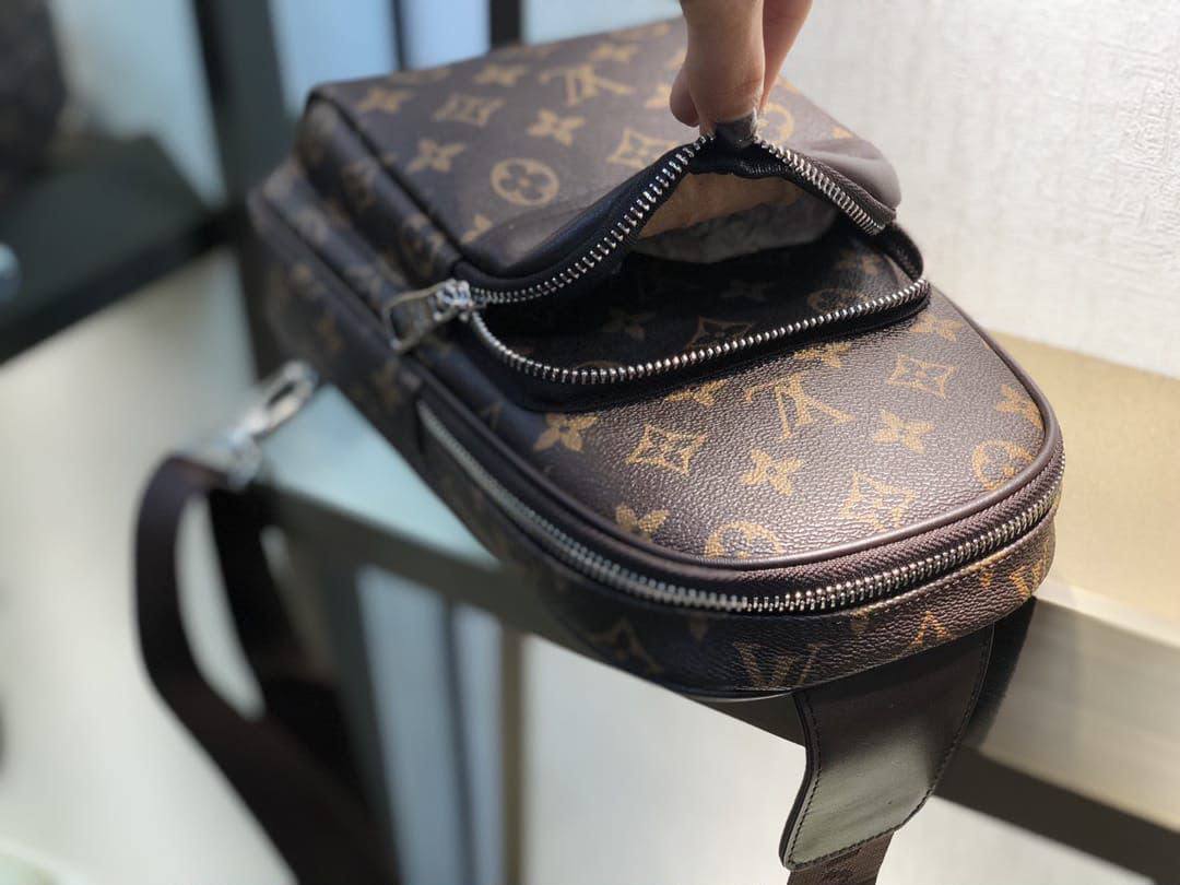 Chest bag unisex new came good quality 

with box 
🎁🎁🎁

95 dhs✅

Zain295
♥️♥️♥️