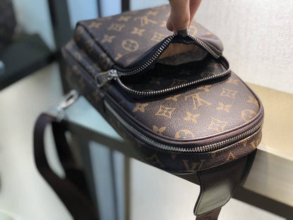 Chest bag unisex new came good quality 

with box 
🎁🎁🎁

95 dhs✅

Zain295
♥️♥️♥️