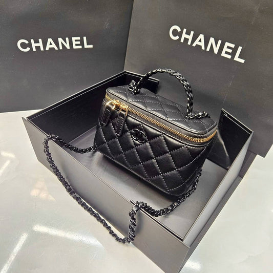 Chanel ᴠᴀɴɪᴛʏ ʙᴀɢ
ᴡɪᴛʜ ᴍɪʀʀᴏʀ ɪɴsɪᴅᴇ
ғᴜʟʟ ᴍᴀᴛᴛᴇ ᴄᴏʟᴏʀ 
LAMBSKIN LEATHER
sɪᴢᴇ: 17.5 cm
ᴡɪᴛʜ BOX
🎁🎁🎁

90 dhs🪙💚

Zain31
♥️♥️♥️