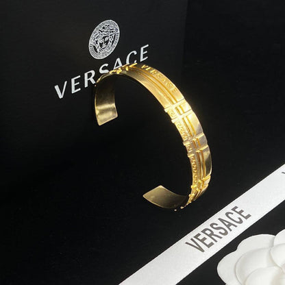 60 DHS✅
 VERSACE MASTER
✨💫⭐
BANGLE
💎
FREE SIZE  
WITH BOX AND PAPER BAG 🎁🛍️

Zain89
♥️♥️♥️