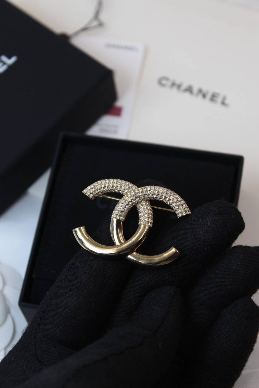 *CHANEL*  🤍

🆕🎉🥳🎊🆕
* BROOCH, Clip , Pin
* Gold-Finish Metal with Stones

* ⁠↗️ *Super Master Quality ®️*
For Price 👇 WTSP Text Zain 0568585901

Zain106
♥️♥️♥️