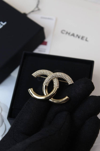 *CHANEL*  🤍

🆕🎉🥳🎊🆕
* BROOCH, Clip , Pin
* Gold-Finish Metal with Stones

* ⁠↗️ *Super Master Quality ®️*
For Price 👇 WTSP Text Zain 0568585901

Zain106
♥️♥️♥️