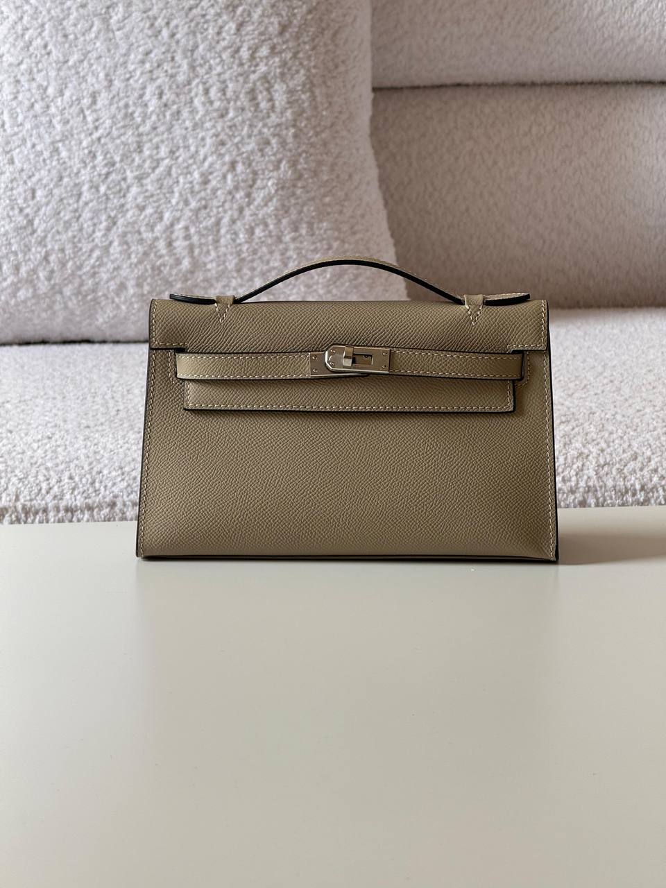 Hermes
pochette 21cm💥Master quality ✅with box📦
340 dhs✅

Zain52
♥️♥️♥️