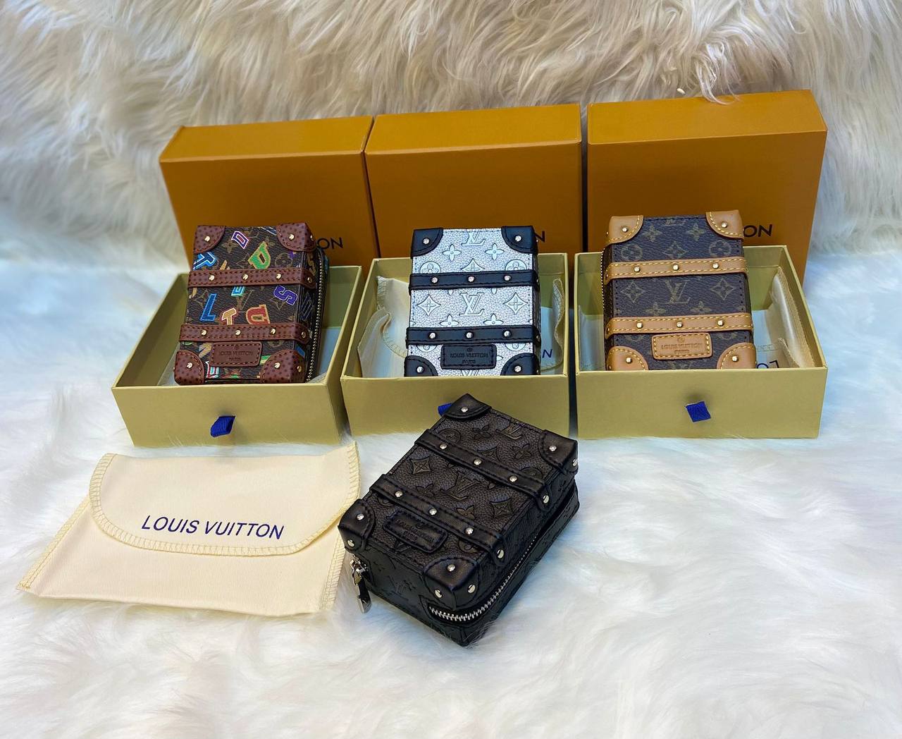 LV
Master 
Mini Bags
130 dhs✅

Zain107
♥️♥️♥️