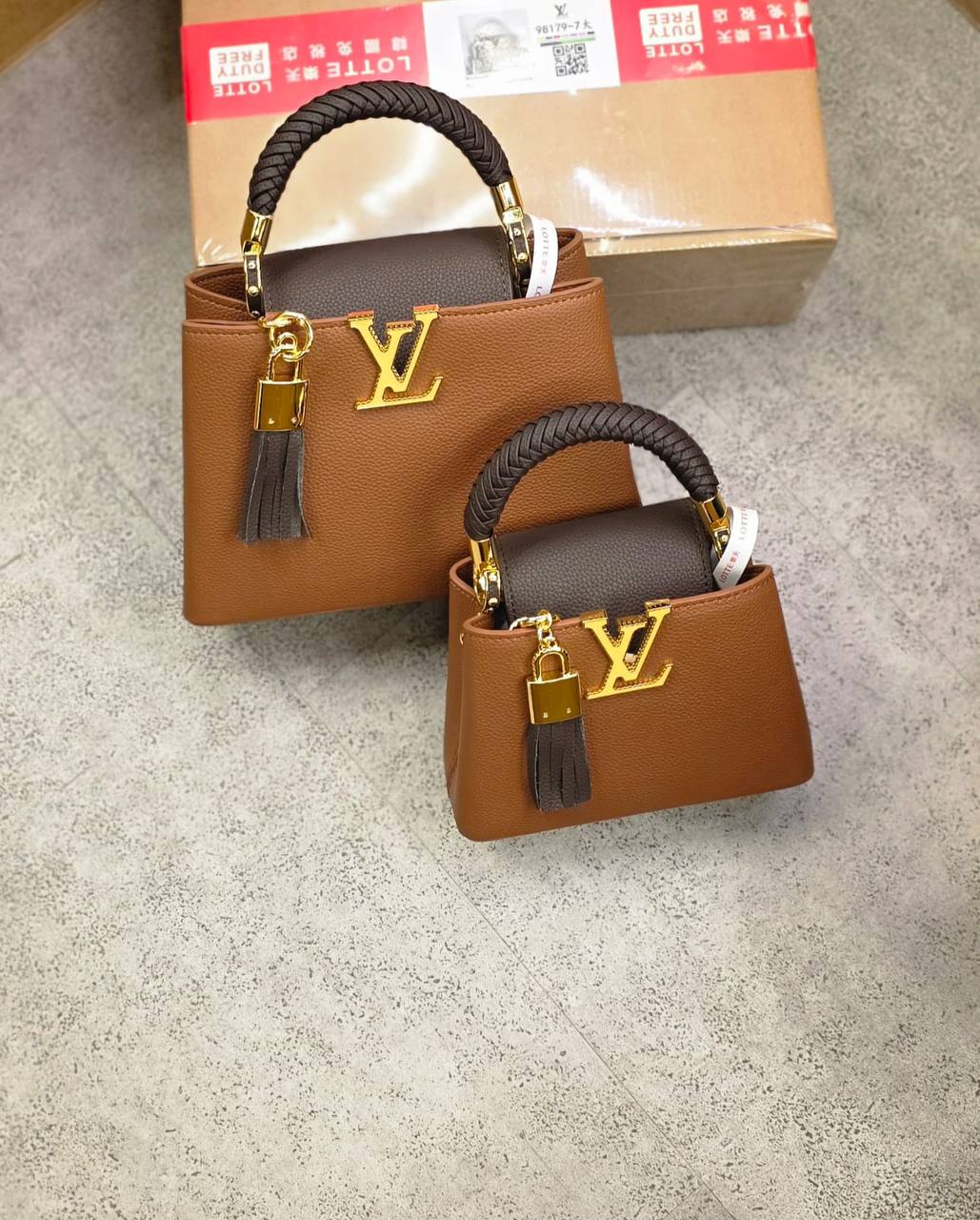 LV
high quality 
Size 21cm 260 dhs✅
Size 27cm 270 dhs✅

Zain175
♥️♥️♥️