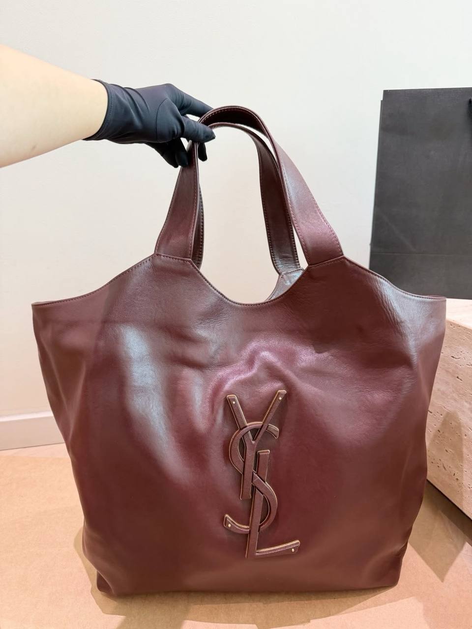 YSL
 MASTER QUALITY 
365 dhs🇦🇪🇦🇪
leather

Zain295
♥️♥️♥️