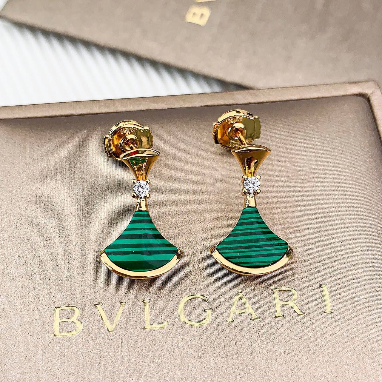 BVLGARI ❤️‍🔥*
Earring 🍁
Master quality 💯
With normal boxes 📦 
60 dhs🇦🇪
With master box 🗃️ 
90 dhs🇦🇪

Zain216
♥️♥️♥️