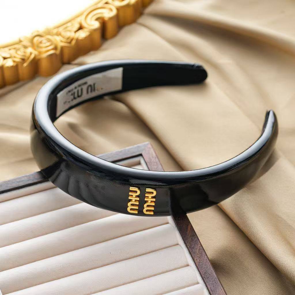 MIU MIU
HAIR BAND
190 dhs🇦🇪🇦🇪

Zain328
♥️♥️♥️