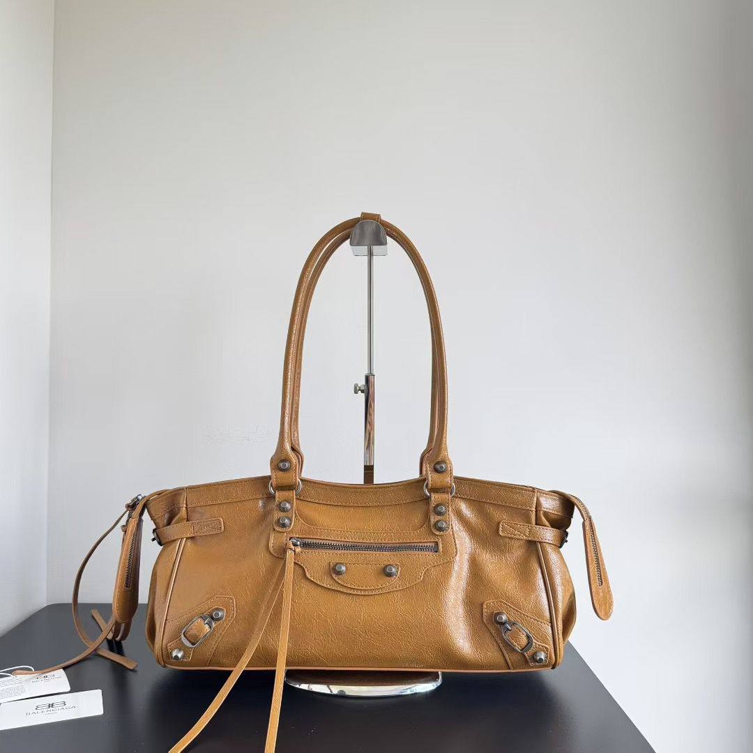 BALENCIAGA 

COPY ONE 

NEW CAME 

160 dhs🪙🌨️

Zain39
♥️♥️♥️