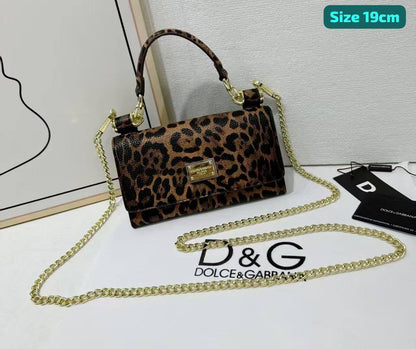 D&G

Good quality 
with box 
100 dhs🇦🇪🇦🇪🇦🇪

Zain186
♥️♥️♥️
