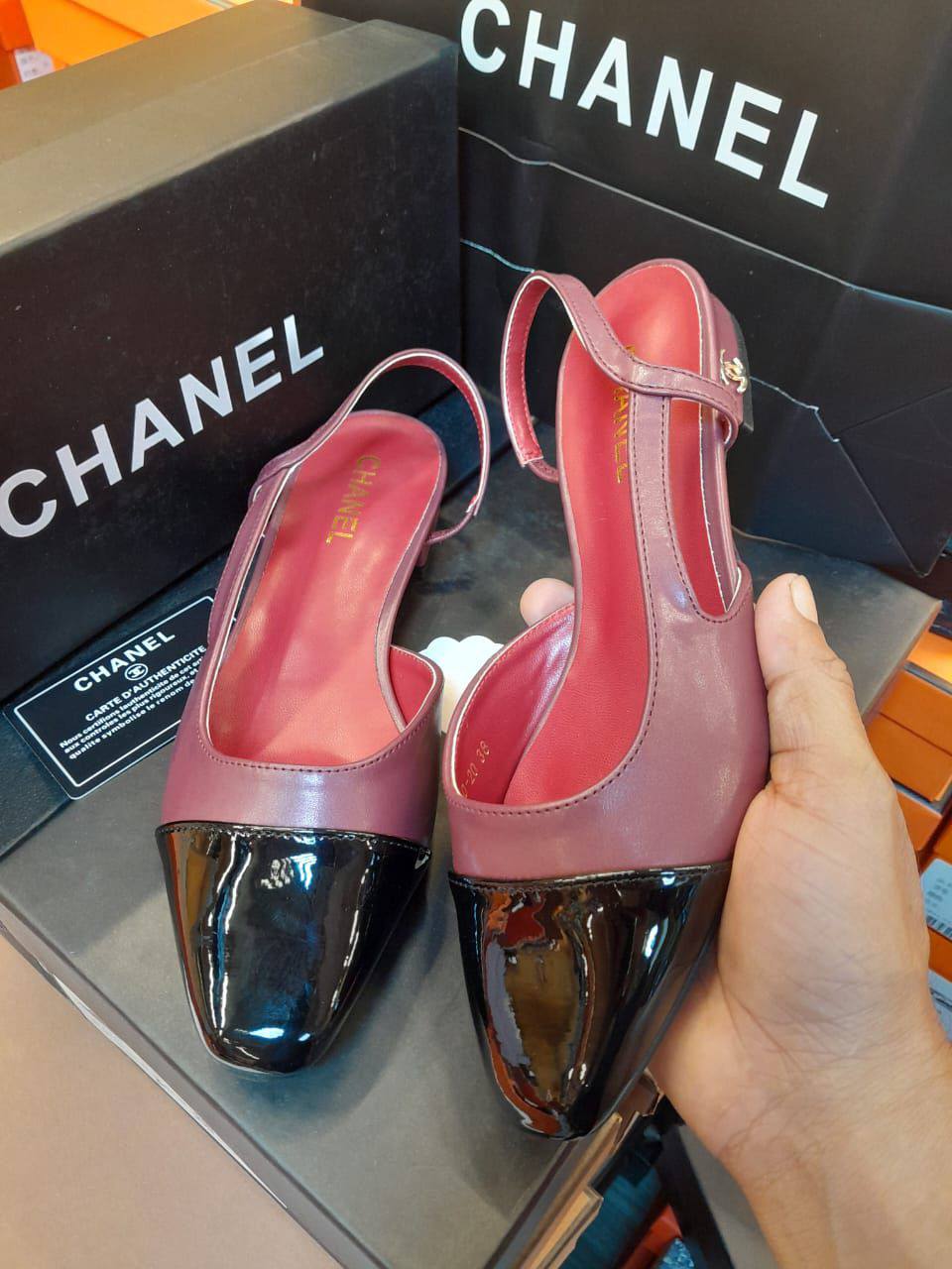 Chanel 
New Arrived 
Size 36 To 41
105 dhs🪙

Zain120
♥️♥️♥️